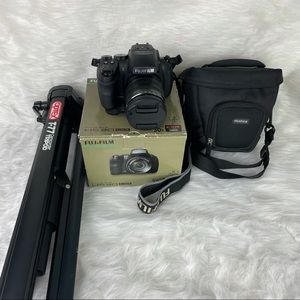 Fuji Film Fine Pix HS30 EXR Camera, Case and Tripod Set